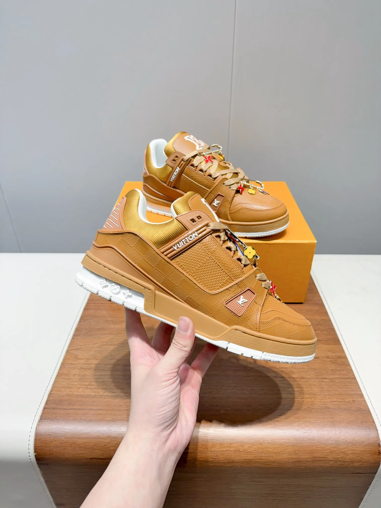 👟👟Ex-factory price 780👟👟Louis Vuitto- Louis Vuitton Couple's Casual Sports Shoes Skateboard Shoes Original purchase, development and production This LV Traine- sports shoe is made of cow leather to create a complex upper, which requires several hours of ingenious sewing to complete. The classic configuration is from the hands of Virgil Ablo-, showing the inspiration of retro basketball shoes. Exquisite packaging at the delivery counter. Fabric: Original customized first-layer cowhide. Inner foot pad: Breathable mesh. Heel height: 3cm. Outsole: Original molded two-color TPU combination outsole. Size: 35-45 (40 for women and 45 for men. Custom-made, non-refundable) (Note: Bulk items do not come with buckles. Please inform us if you need buckles when ordering) Buckle +20